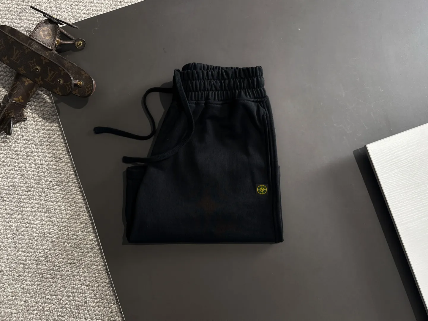 🅿️330 shipped next day, high quality Stone lsland/stone island 2025 spring and summer new style casual solid color loose shorts with elastic band, two needle stitches at the hem of the trousers, fine and firm stitching, custom-made fabrics at the counter, high breathability and comfort, impeccable details, brand element design concept, reflecting high quality. It feels delicate and soft! It presents a casual cut and the upper body shape is great! Size: S-XXL